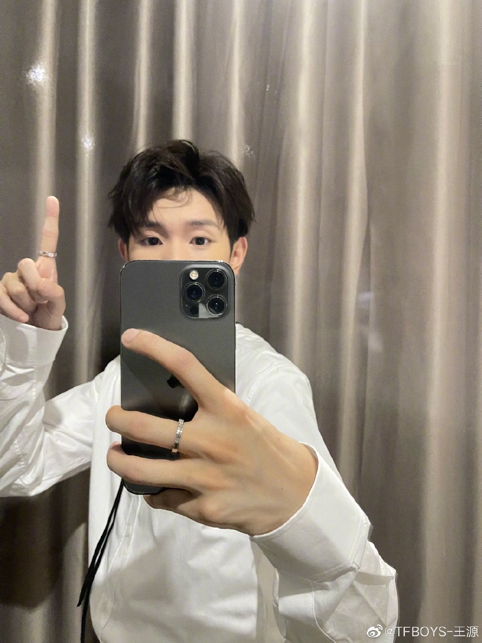 组图:王源庆开博十周年 穿白衬衫对镜自拍手指修长精致帅气