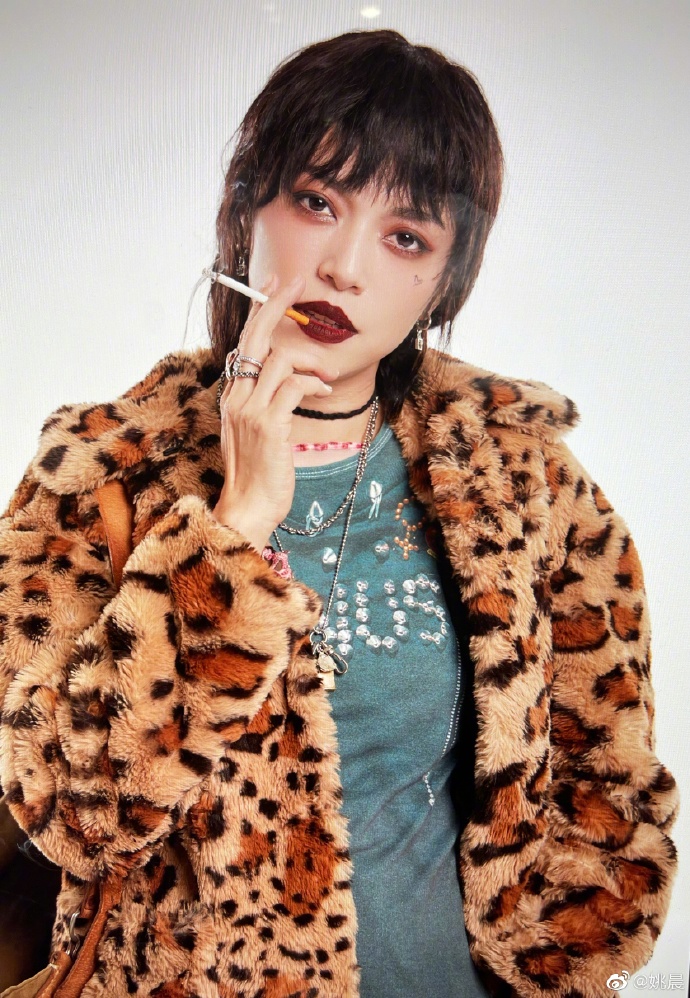 组图姚晨尝鲜摇滚狂花彭莱妆穿搭热辣眼神性感魅惑