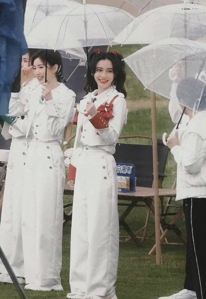 组图：杨颖毛晓彤白鹿《奔跑吧》路透全员白色系青春甜美