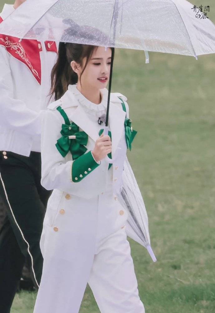 组图：杨颖毛晓彤白鹿《奔跑吧》路透全员白色系青春甜美第3张图片