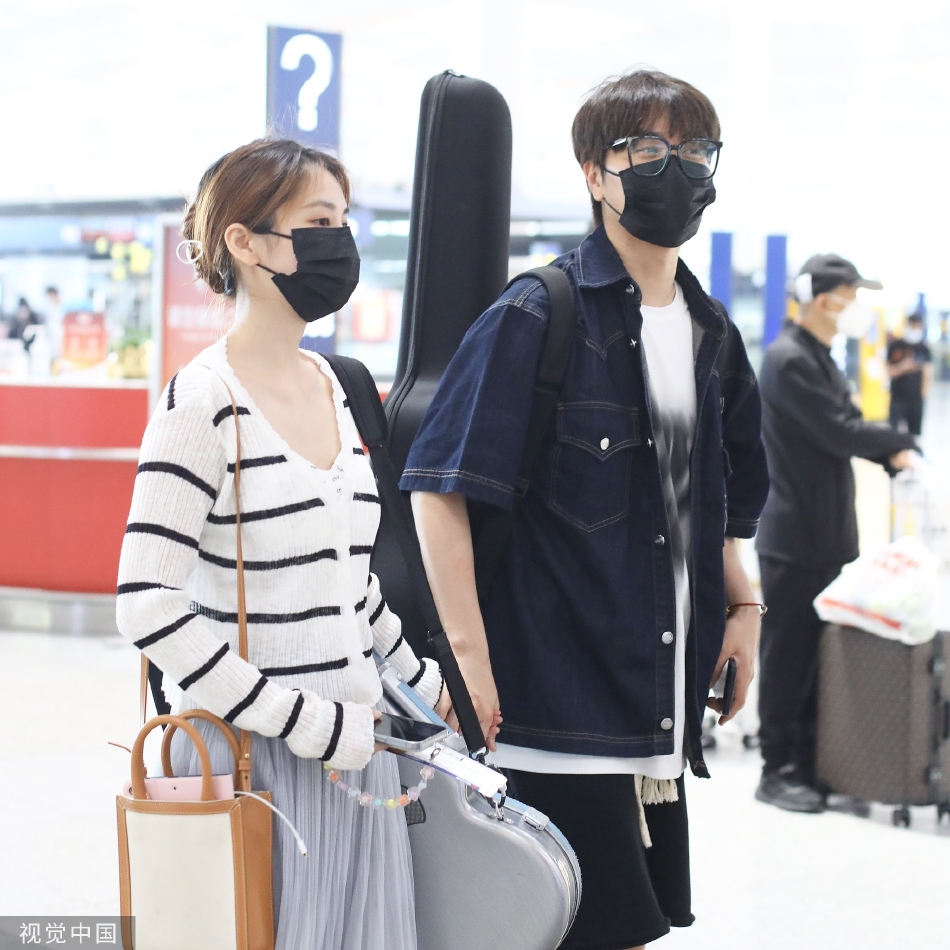 组图:团综要来了?苏醒王栎鑫张远亮相北京机场 陆虎也带女友赶到