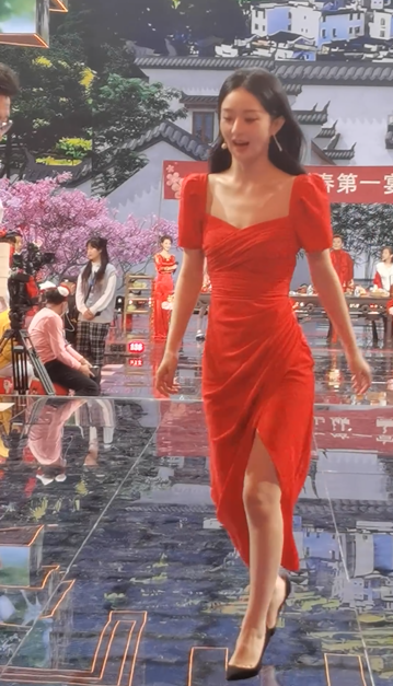 组图：赵丽颖2023北京台春晚彩排路透 红裙造型大气美丽似何幸福