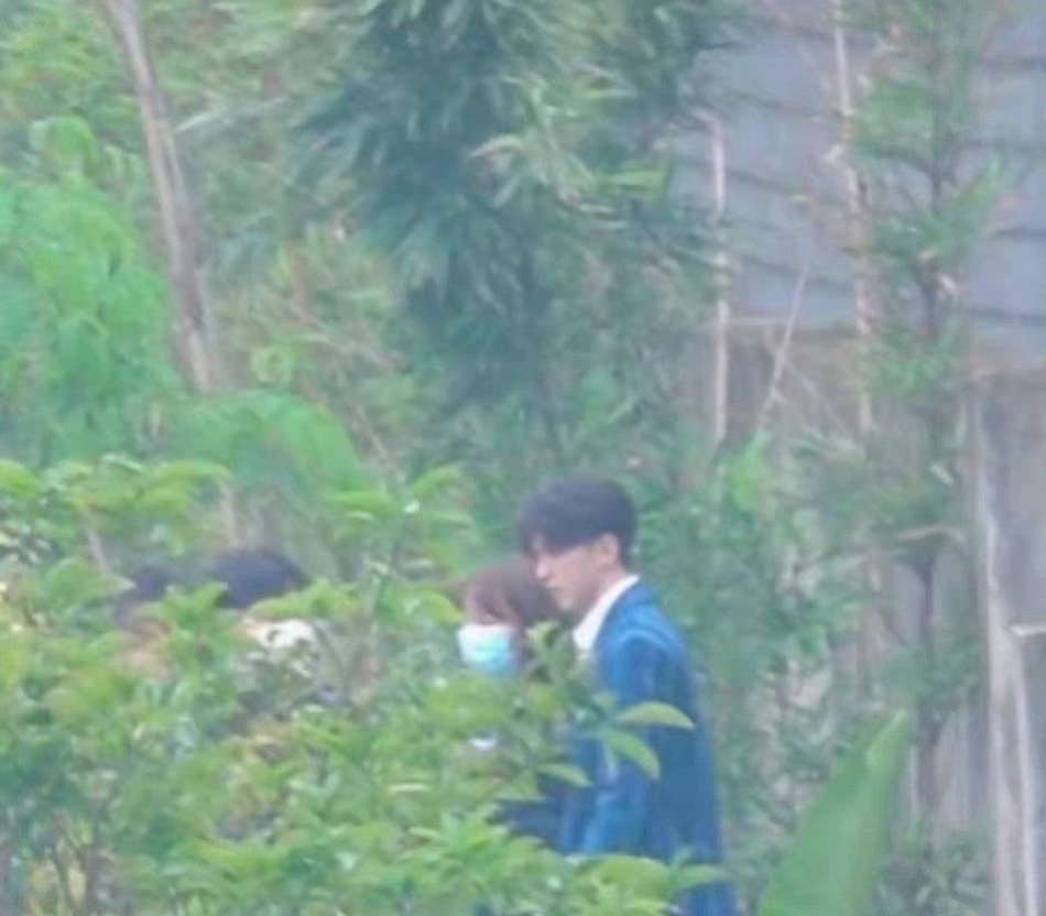 组图：《奔跑吧》录制路透曝光全员穿蓝色系服饰活力十足第2张图片