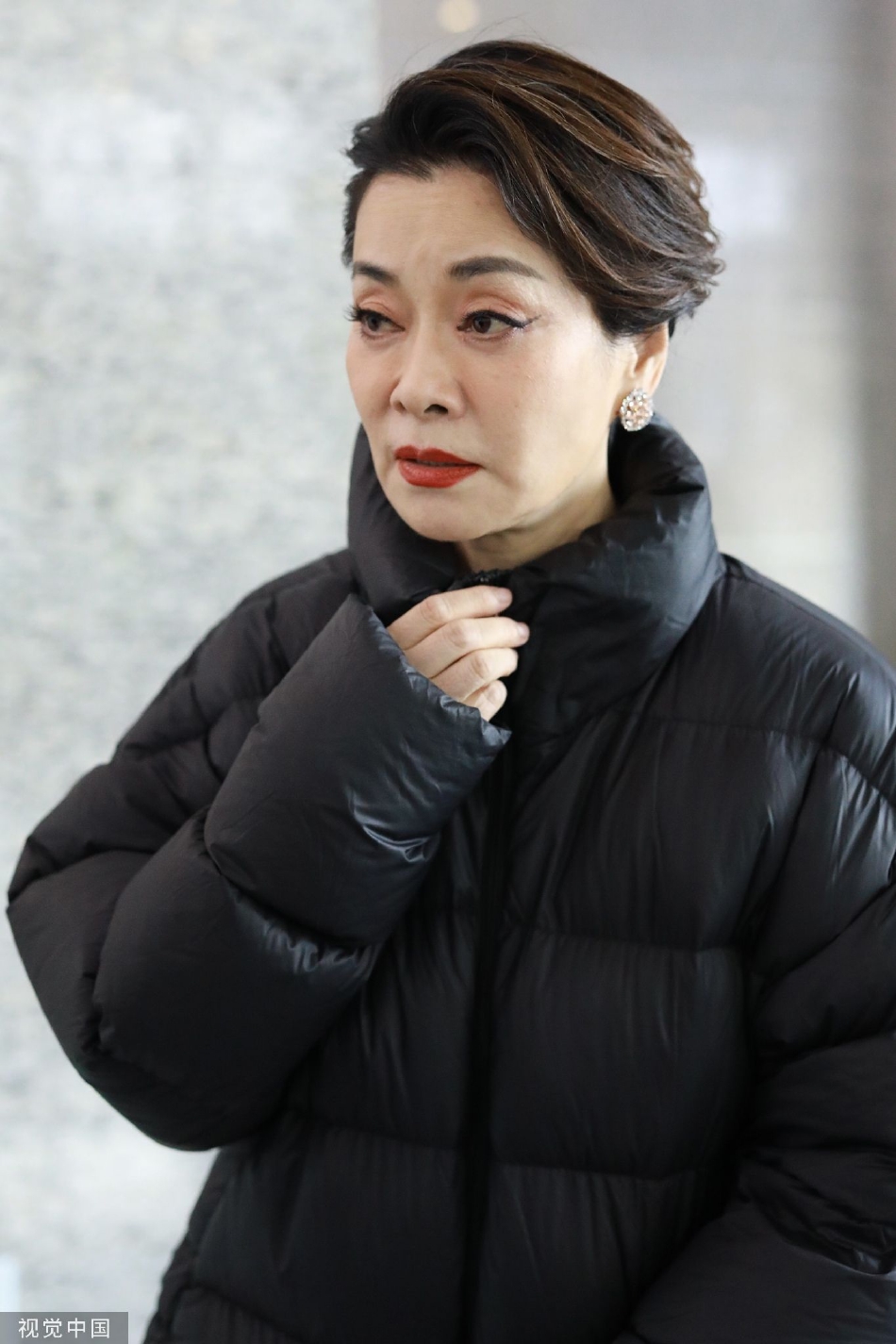 组图:毛阿敏现身2023年北京台春晚录制 戴红围巾妆发大气古典