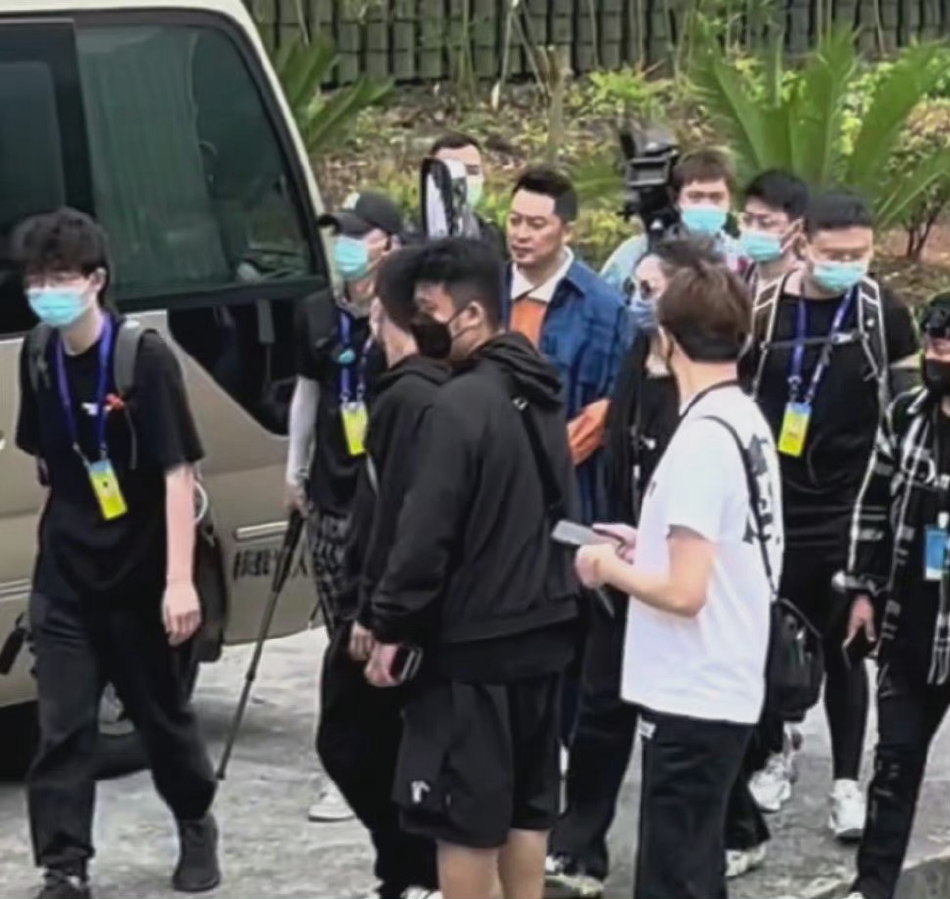 组图：《奔跑吧》录制路透曝光全员穿蓝色系服饰活力十足第7张图片