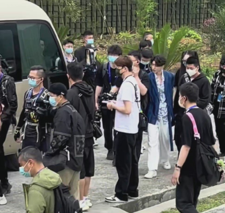 组图：《奔跑吧》录制路透曝光全员穿蓝色系服饰活力十足第4张图片