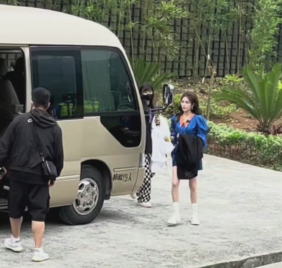 组图：《奔跑吧》录制路透曝光全员穿蓝色系服饰活力十足第6张图片