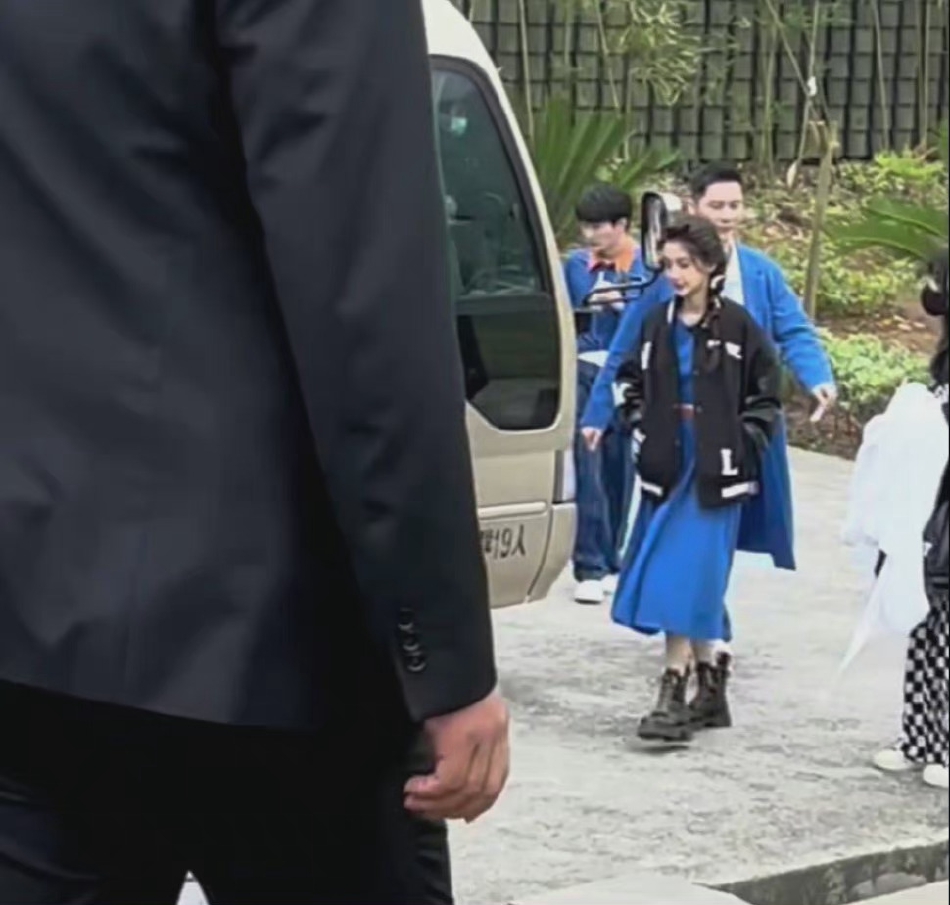 组图：《奔跑吧》录制路透曝光全员穿蓝色系服饰活力十足第5张图片