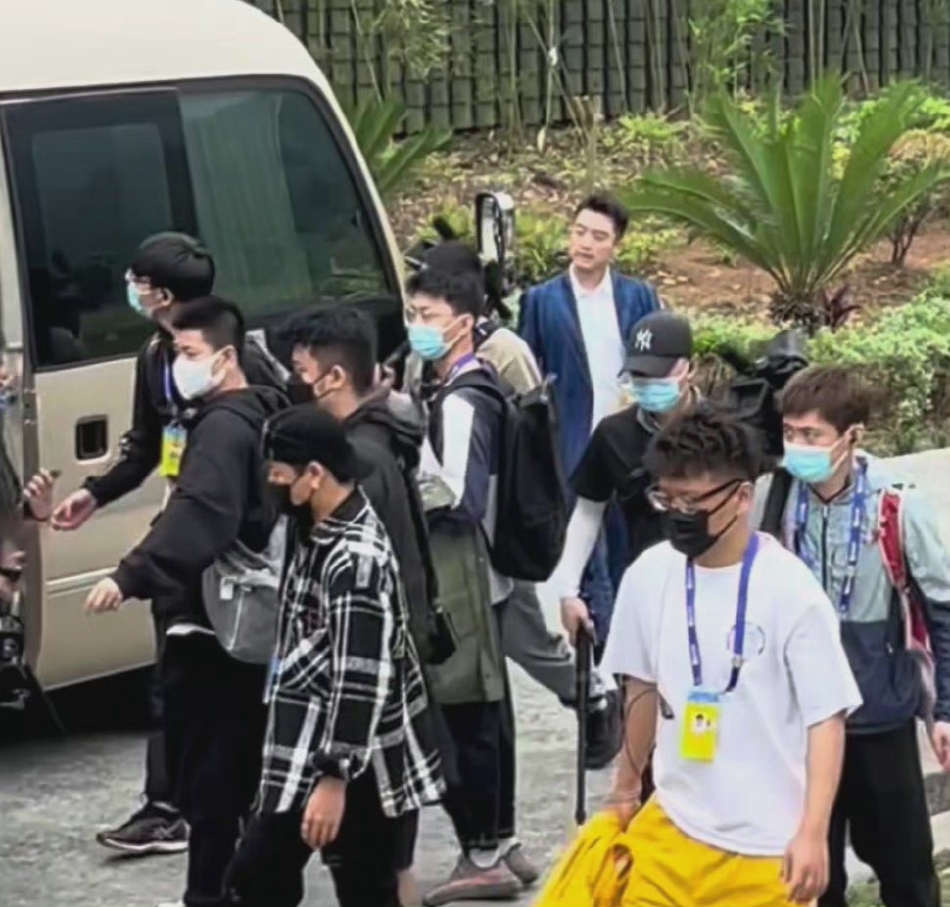 组图：《奔跑吧》录制路透曝光全员穿蓝色系服饰活力十足第3张图片