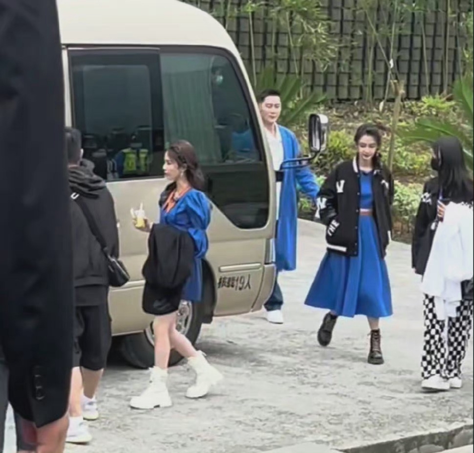 组图：《奔跑吧》录制路透曝光全员穿蓝色系服饰活力十足