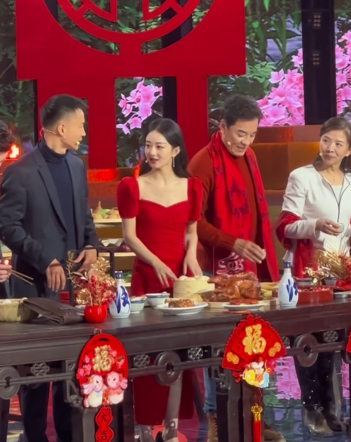 组图：赵丽颖2023北京台春晚彩排路透 红裙造型大气美丽似何幸福