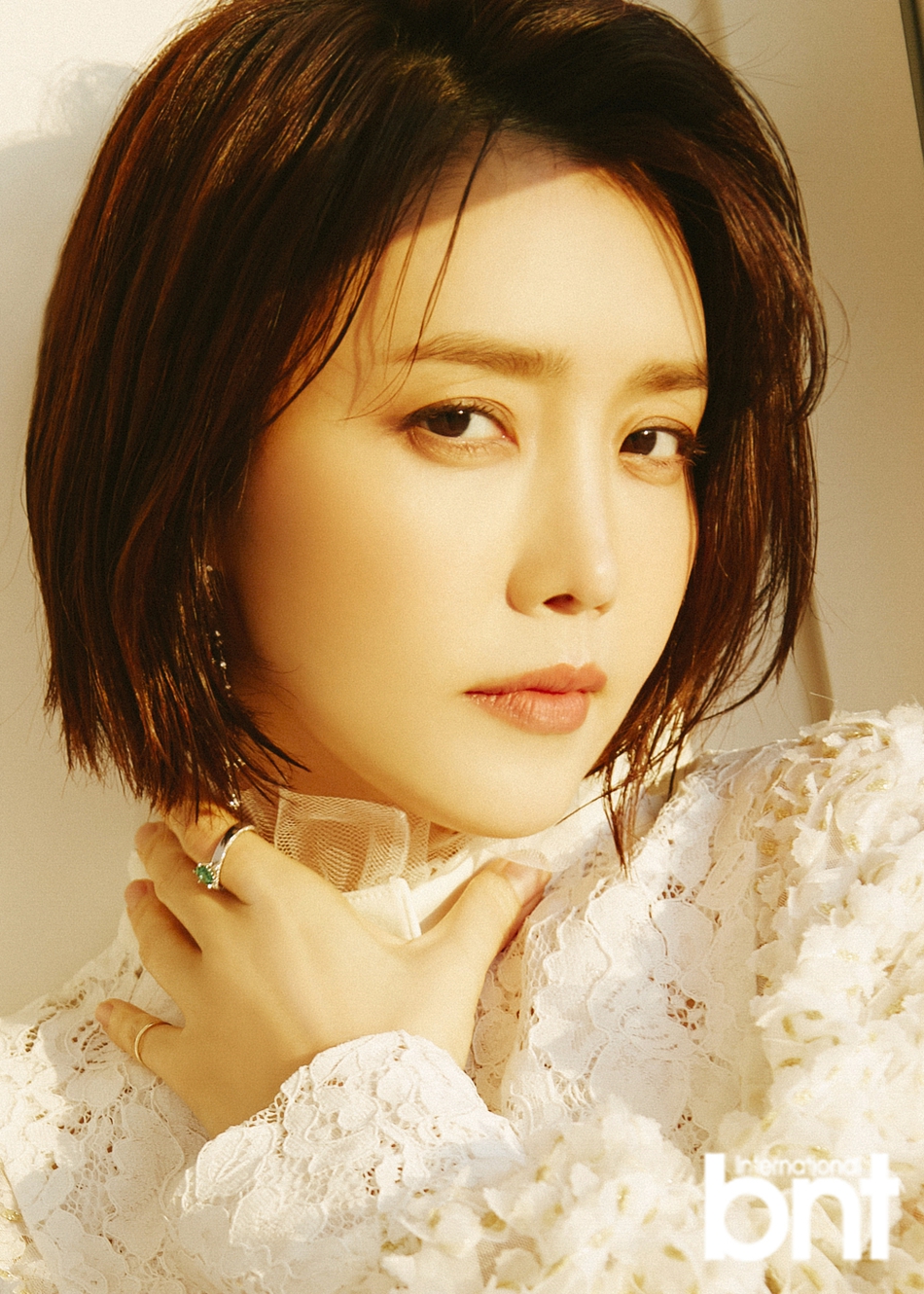 组图:韩女星蔡贞安拍时尚写真 多变造型演绎不同魅力