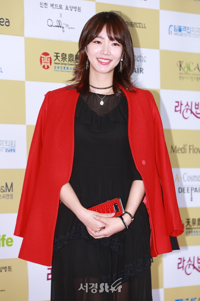 组图:《小苹果》mv女主裴涩琪亮相 披红衣变成熟