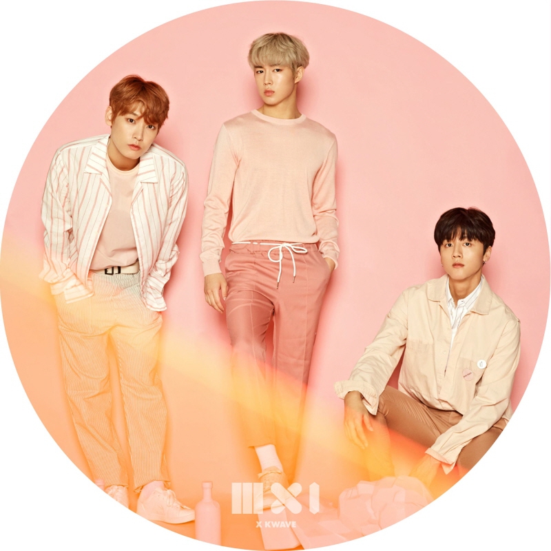 01 16:05:30 3 / 4 新浪娱乐讯 韩国男子组合sf9近日为某时尚杂志拍摄