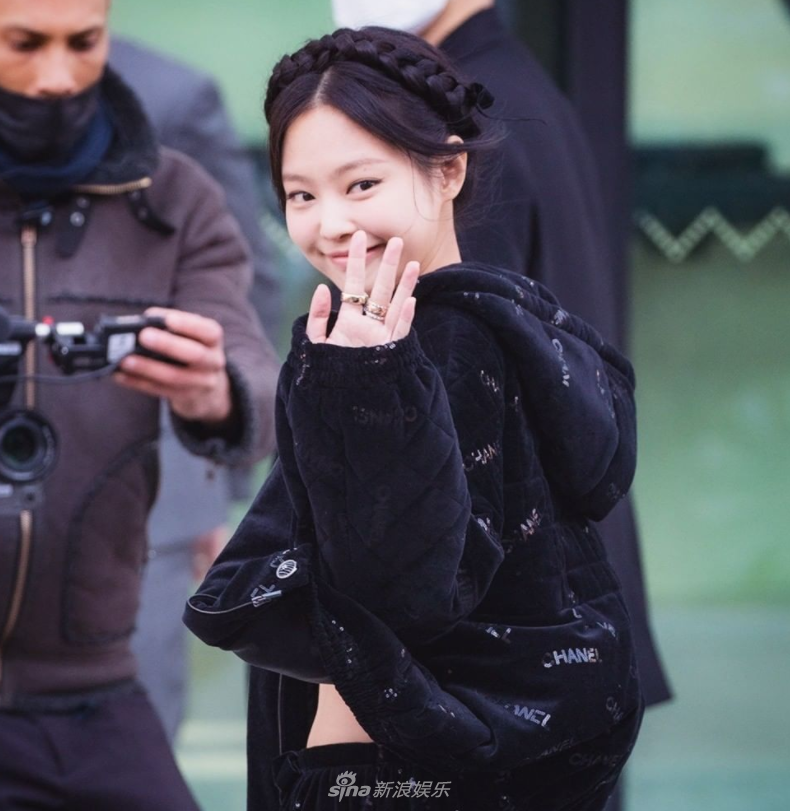 組圖：JENNIE巴黎時裝週頭排看秀 編髮造型場外送飛吻