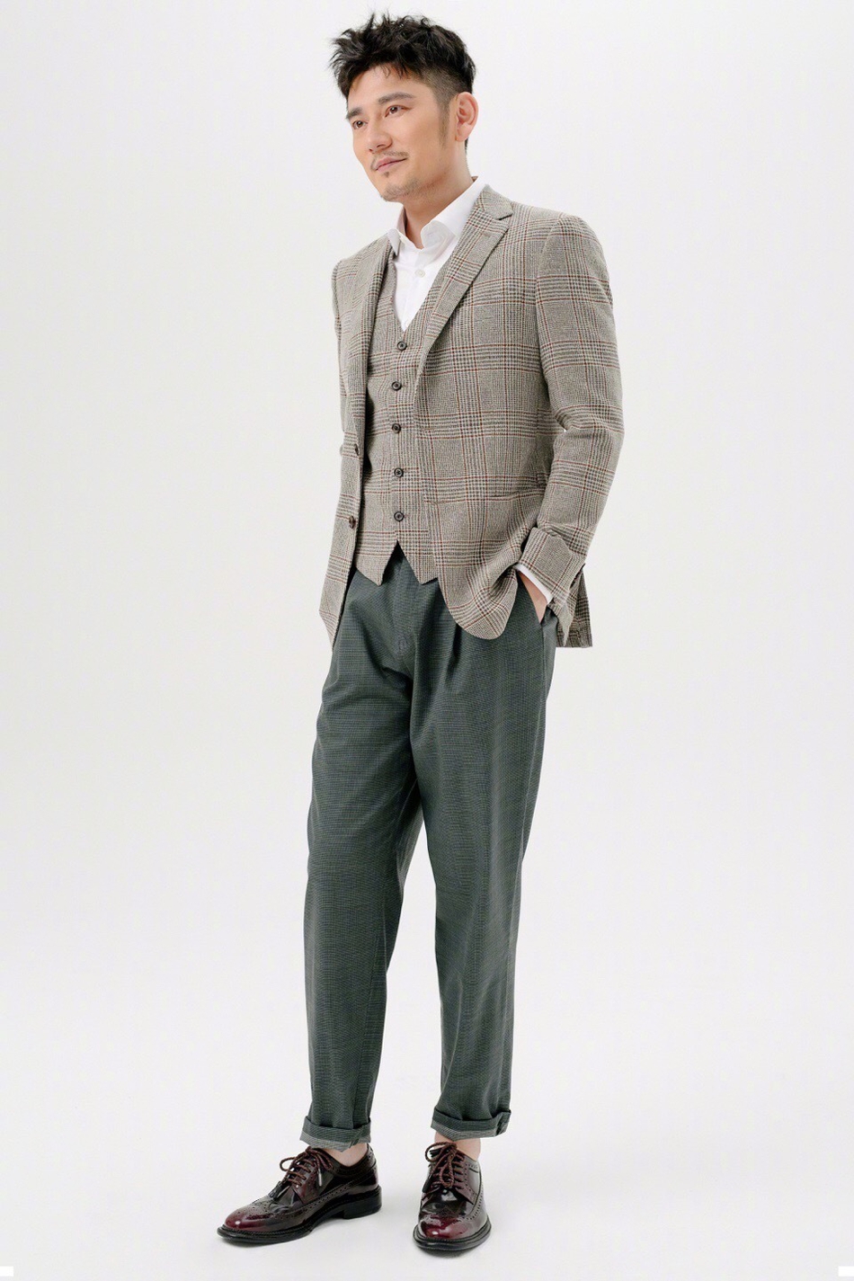 娱乐星闻8月25日,近期因体重问题备受关注的钱枫在微博晒出一组新写真