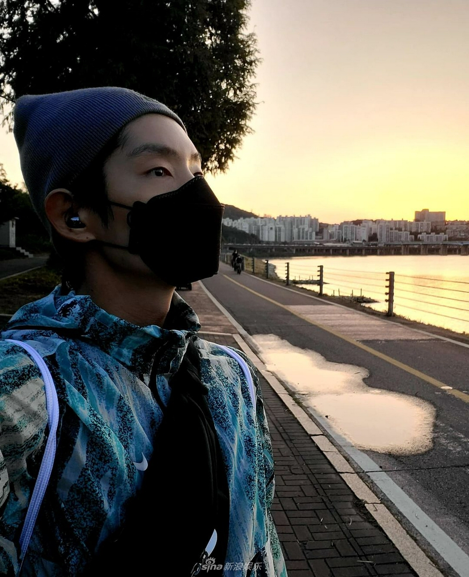 組圖：李準基曬照穿短褲露細腿 夕陽下跑步力量感十足