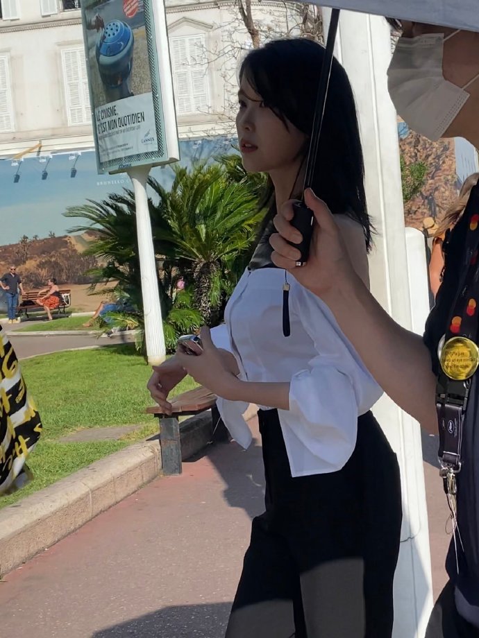 組圖：IU現身法國戛納街頭 露香肩獲專人撐傘遮陽