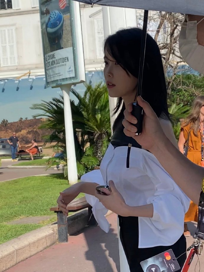 組圖：IU現身法國戛納街頭 露香肩獲專人撐傘遮陽