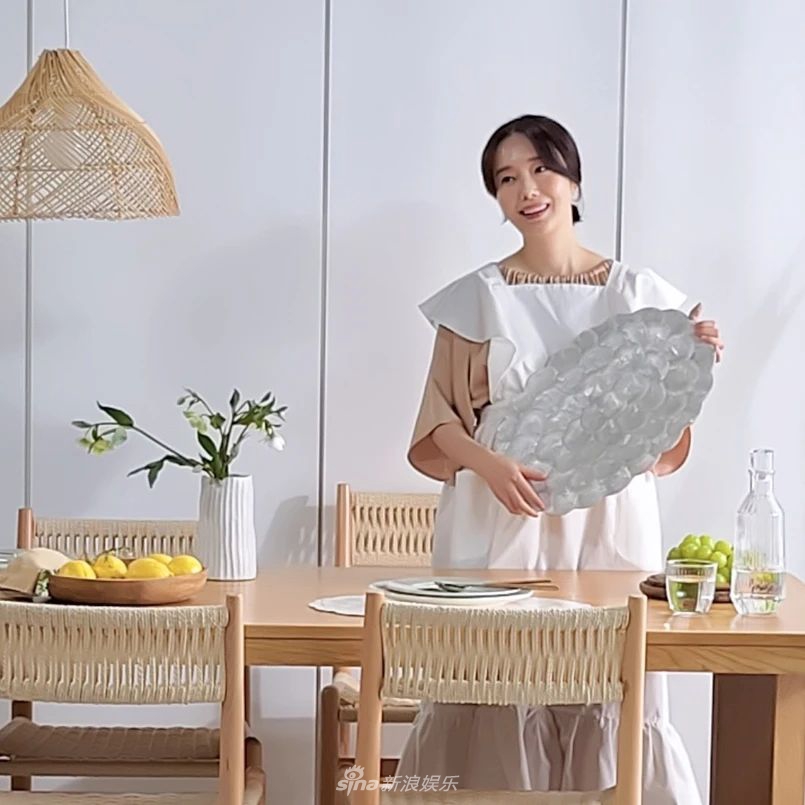 组图：准妈妈李贞贤孕肚明显 与好友聚餐喝果汁
