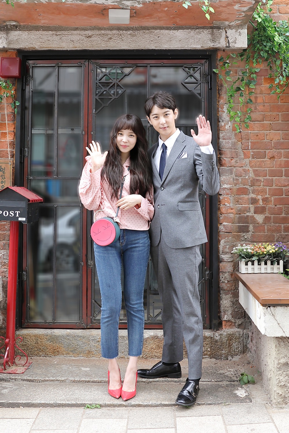 组图:《魔女的爱情》剧照公开 金显佑尹邵熙甜蜜