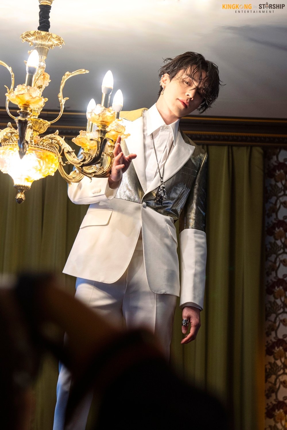 组图：李栋旭《GQ》大片海量花絮公开 帅气到尖叫