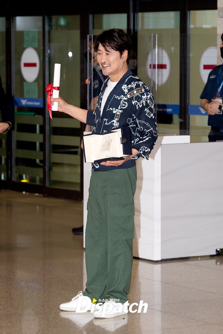 組圖：《掮客》劇組回國 戛納影帝宋康昊捧獎盃現身機場