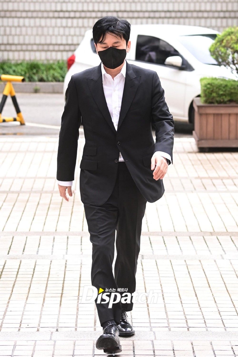 組圖：前YG社長樑鉉錫出席第8次公審 低頭走路一言不發