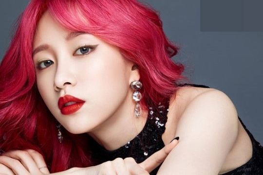 组图:exid成员hani红发拍写真 雀斑妆俏皮可爱