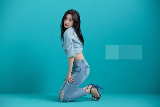 组图:宣美穿牛仔裤拍写真比例出众 搭档男模画面养眼