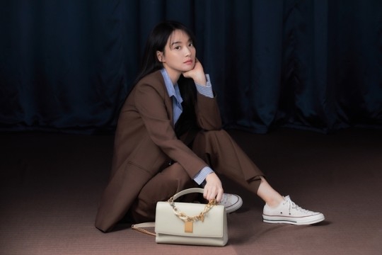 組圖：韓女星申敏兒拍宣傳寫真 打造幹練知性氣質
