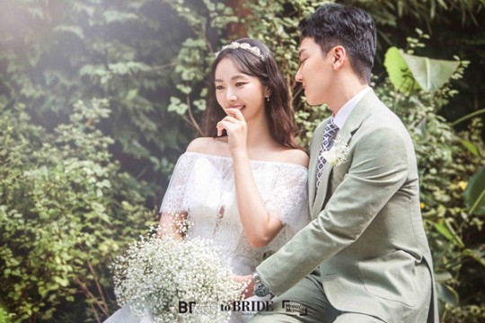 组图：《小苹果》MV女主裴涩琪结婚 与男友交往三个月领证