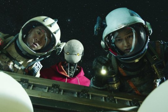 組圖：宋仲基金泰梨新片劇照發布 外太空科幻氣息濃