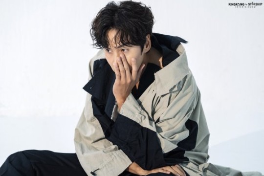组图：李光洙秋季写真公开 身材高大秀长腿