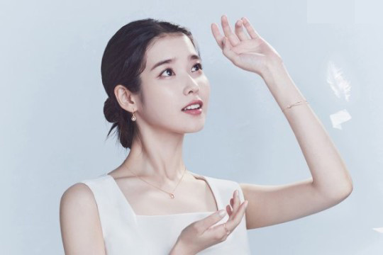 組圖：IU拍珠寶主題宣傳寫真 穿白衣露香肩氣質清麗