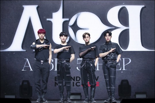 组图：AB6IX释出第五张迷你专辑 四成员黑衣造型酷