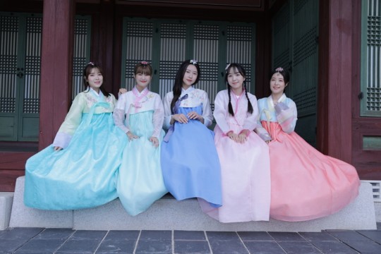 组图：韩国女团Q6IX迎中秋拍写真 五成员穿韩服坐一排