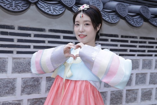 組圖：韓國女團Q6IX迎中秋拍寫真 五成員穿韓服坐一排
