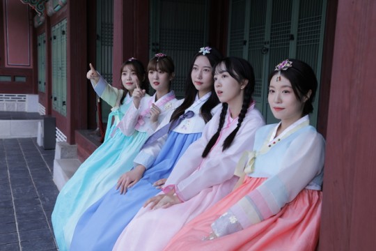 組圖：韓國女團Q6IX迎中秋拍寫真 五成員穿韓服坐一排