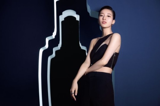 組圖：秀智拍秋季寫真氣場全開 黑色風格魅力迷人