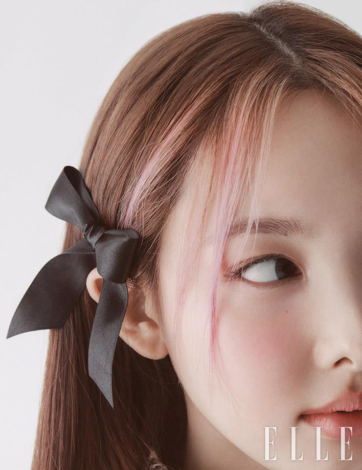 組圖：TWICE成員林娜璉拍《ELLE》寫真 戴蝴蝶結髮飾可愛
