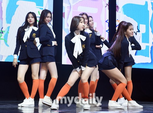 组图：韩女团Weeekly正式出道 穿校服裙青春洋溢
