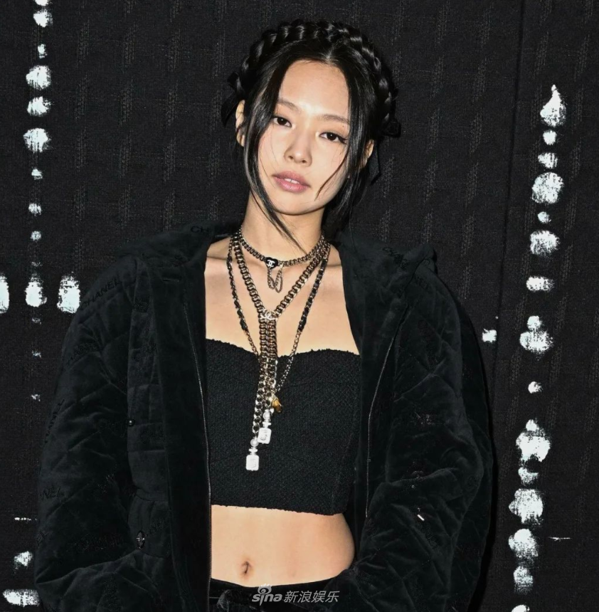組圖：JENNIE巴黎時裝週頭排看秀 編髮造型場外送飛吻