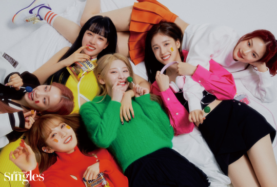 组图：韩女团STAYC登时尚杂志拍写真 糖果色系可爱甜蜜