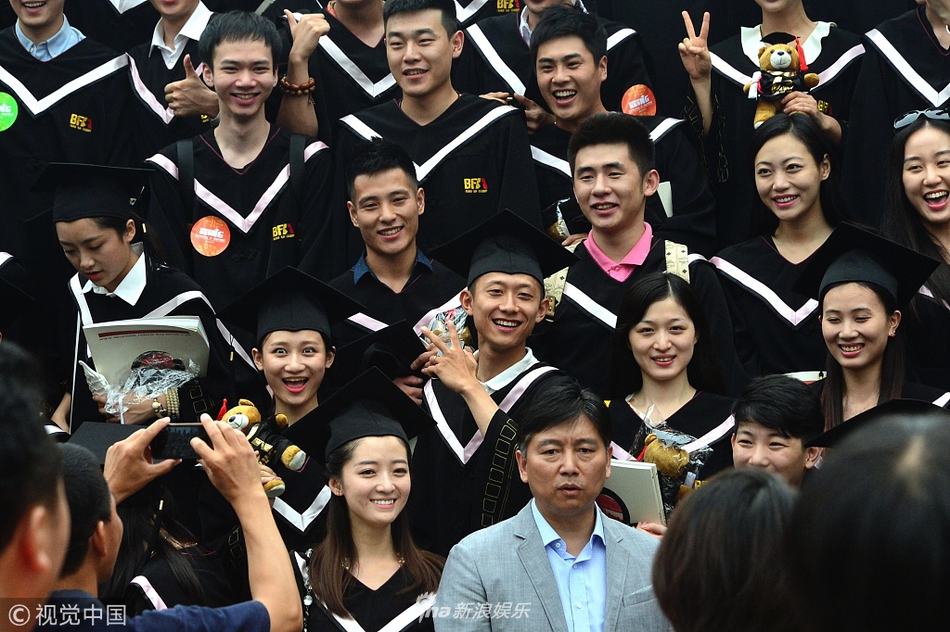 组图:北电张辉与娇妻刘熙阳旧照被扒 毕业典礼紧挨合影