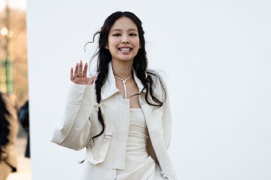 組圖：Jennie一身白裙亮相秀場 麻花辮造型笑容甜