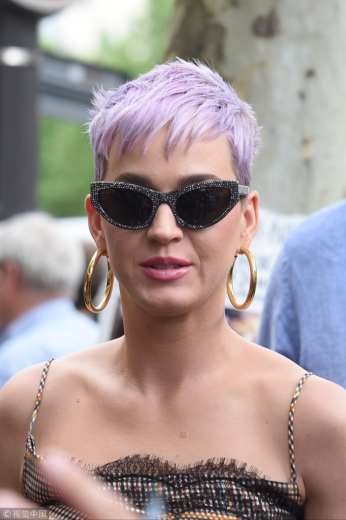 法国巴黎,"水果姐"凯蒂·佩里(katy perry)与友人加德·艾尔马莱(gad