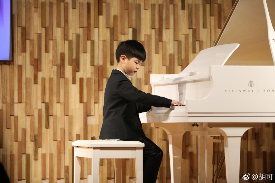 组图:7岁安吉穿西装弹钢琴超帅气 认真演奏气质儒雅