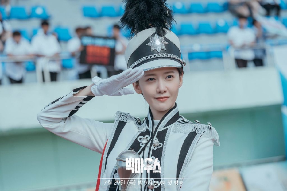 组图：《黑话律师》林允儿剧照 穿婚纱造型甜美可人