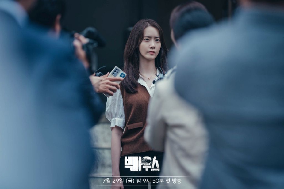 组图：《黑话律师》林允儿剧照 穿婚纱造型甜美可人